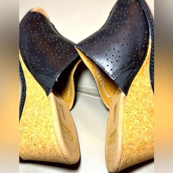 Clarks Women's Helio Corridor Leather Wedge - Black Leather - Size 8.5 EUC - Picture 4 of 8